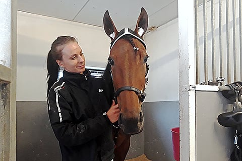 Aira Cloc hoitajansa Liisa Rouhiaisen huomassa vierastallissa.