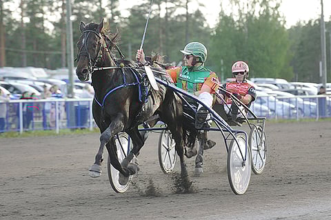 Antti Tupamäki ehti tuuletella arvovoittoa rauhassa, sillä Santtu Raitalan kuskaama Mr Golden Quick pysyi turvallisen välimatkan päässä.