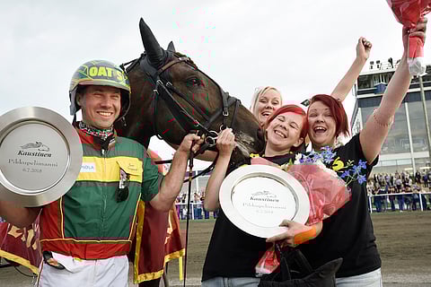 Jani Suonperä ja muut Landen Paukun taustatiimin jäsenet juhlivat Pikkupelimannin voittoa.