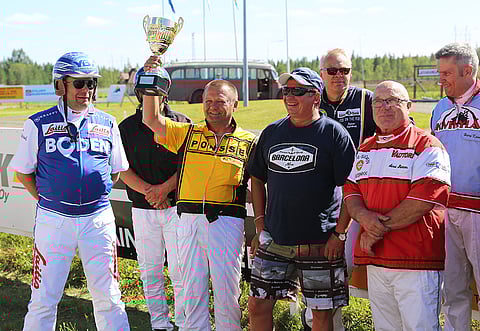 Monta suomalaista ravilegendaa samassa kuvassa. Pokaalia pääsi nostamaan edellisen kerran hieman yli vuosi sitten kilvanajotehtävissä esiintynyt Eero Hakkarainen.