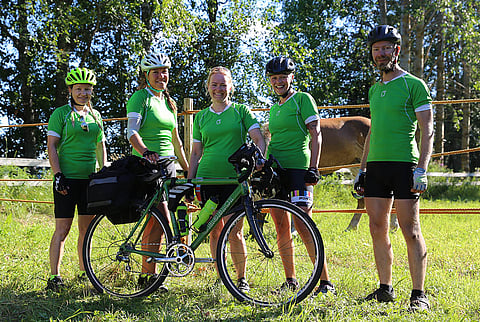 Pyörällä Helsingistä Rovaniemen kuninkuusraveihin polkenut seurue pysähtyi viimeisten reissukilometrien kohdalla moikkaamaan kuvassa takana laiduntavaa Costelloa. Vasemmalta: Päivi, Kirsikka, Maria, Anna ja Tuomo.