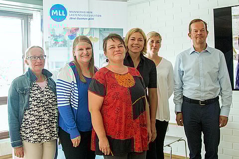 Virpi Strömberg, MLL:n Marjo Haikara ja Annemari Sinikorpi, europarlamentaarikko ja projektin suojelija Henna Virkkunen, Hippoksen kehityspäällikkö Suvi Louhelainen ja SRL:n toimitusjohtaja Pekka Törmälä.