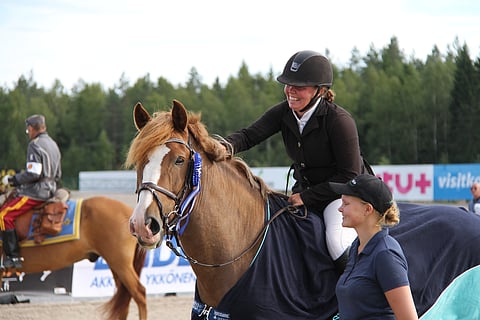 Rannan Ruhtinas on vanhanaikainen viisas suomenhevonen, joka on varustettu urheiluhevosen kapasiteetilla.
