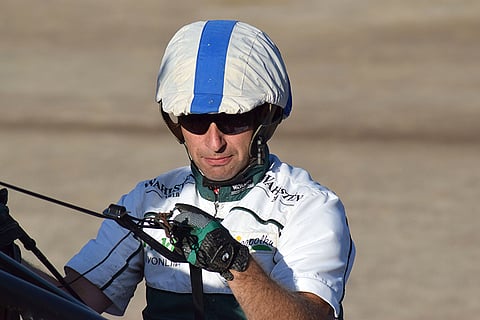 Janne Räisänen on vielä muutaman tunnin hallitseva amatööriohjastajien suomenmestari. Illalla hän puolustaa titteliään Kuopiossa ja on tällä hetkellä pistetaulukossa viidentenä. Arkistokuva: Roosa Lindholm