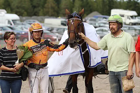 Oranssipukuinen Tommi Kylliäinen ohjastaa tuttuun tapaan Jukka-Pekka Hukkasen valmentamaa Stonecapes Picassoa keskiviikkona Vermossa.