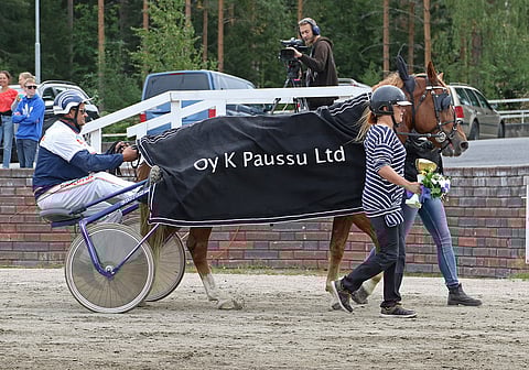 Jussi Miettisen ajama Tulinko voitti 25.8.2018 silloisen Toto76-pelin avauskohteen Killerillä. Suupielessä sisko Päivi Miettinen, jonka valmentama Siporinko hakee lauantaina yllätystä Toto75-lähdössä.