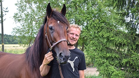 Anssi Nurmista hymyilyttää tallin tämänhetkinen tilanne. Kuvassa Nurmisen kanssa Yato's Supermoonin veli Volume Ace.