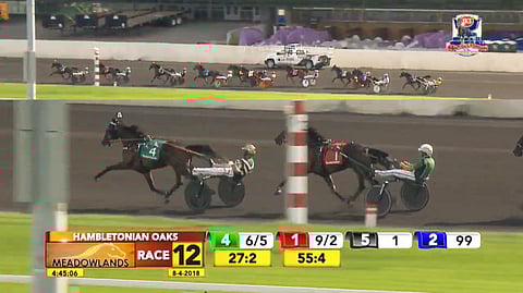 Hambletonian Oaks oli Manchegon hallintaa alusta loppuun. Plunge Blue Chip seurasi toisena takasuoralla, mutta loppusuoralla vakavimmin voittajaa yritti haastaa sen tuttu kilpakumppani Phaetosive ja Trond Smedshammer. Kuva Meadowlands live stream