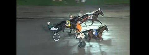 Met's Hall piti voittoon täpärästi ennen ulkoa lujaa kirinyttä Manchegoa. Six Pack jää kolmanneksi. Kuva Vernon live stream