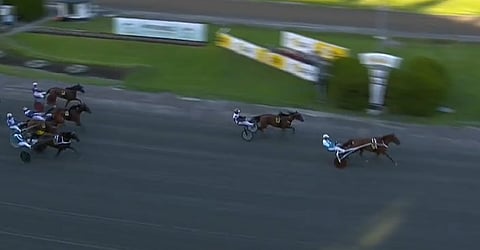 Rautias Conrads Rödluva vilahti kaikista ohi Trav-Oaksin loppusuoralla.