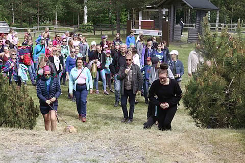 Hevosopisto haluaa suunnata resurssejaan kansinväliseen osamiseen, kuten kuvassa keskellä rataa esittelevään Bert Rompiin.