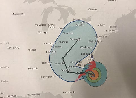 Florence-hurrikaani on rantautumassa Carolinan osavaltioiden rannikolle. Keltaisen pyörylän keskellä on myrskyn silmä. Lähellä Carolinojen rajaa oleva pikkukaupunki Tryon sijaitsee kuvassa hyvin lähellä mustalla merkittyä reittiä. Kirjain D tarkoittaa, että myrskyn voimakkuus on Tryon ohi mennessään laantunut jo trooppiseksi sateeksi (tropical depression).