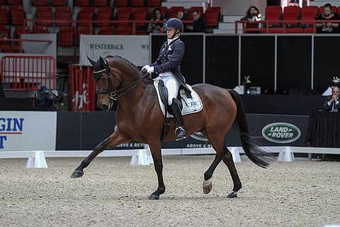 Dambacu esitti kuuliaisesti vaikean ohjelman.