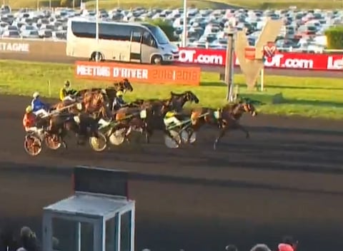 Davidson du Pont kurkottaa ykköseksi. Kuva: Equidia Live