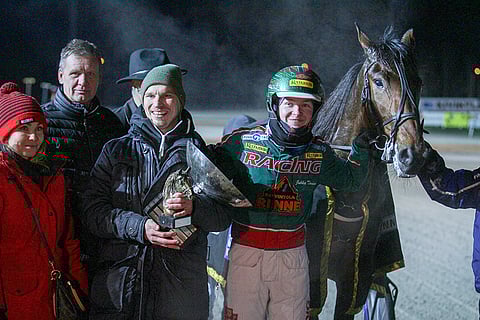 Antti Pihlstömin ja Jukka Torvisen kelpasi hymyillä voittajaseremonioissa.