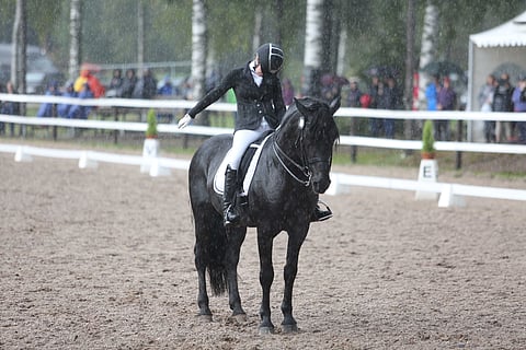 Jonkun kilpailijan kohdalla sataa, toisen paistaa. Joskus sää asettaa ratsukot eriarvoiseen tilanteeseen, kun tuomareiden on pakko esimerkiksi laittaa tuulilasinpyyhkijät päälle.