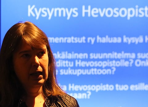 Pauliina Mansikkamäki vastaamassa kysymyksiin suomenratsuista.