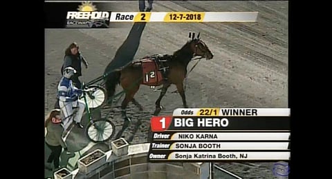 Niko Kärnä, Sonja Booth ja Big Hero hakivat voittokukat Freeholdista perjantaina. Kuva: Freehold livestream