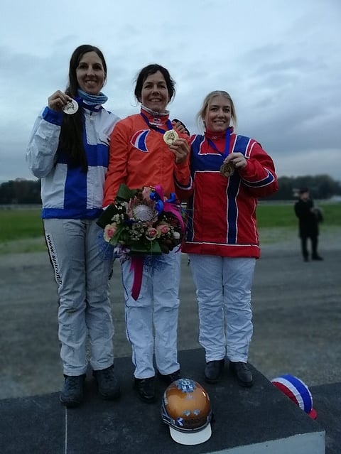 Mitalit on jaettu, kärkikolmikko poseeraa. Kuva. Sanna Liiri