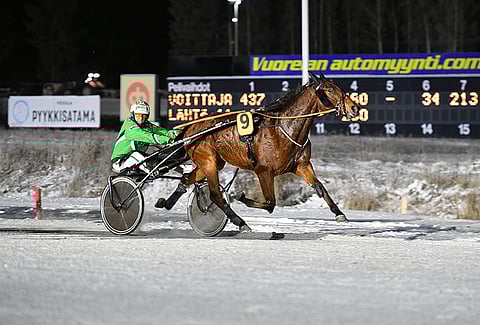 Wilhelm Nash latasi Kuopion viimeisellä takasuoralla johtoon ja piti saamansa edun vanhaltaan tutuista loppukurvin huolista huolimatta. Kuva: Juhani Hynynen.