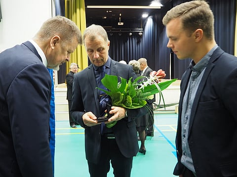 Esa Holopaisen saaman mitalin ulkoasu kiinnosti Keijo Rinnettä ja Ville Holopaista. Kuva: Stiina Ikonen