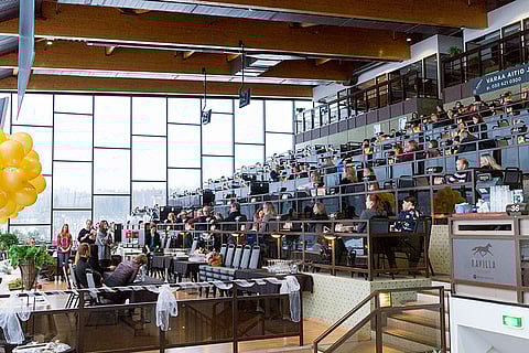 Tilaisuus veti Vermon ravintolakatsomoon hyvin väkeä, niin nuoria harrastajia kuin alan konkareita. Kaikkia yhdisti kiinnostus lajin tulevaisuuteen.