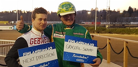 Iikka Nurmonen ja Erkki-Pekka Mäkinen vastaanottivat kutsut Vermon kevään päälähtöön keskiviikkoillan ravien päätteeksi. Kuva: Miia Unkuri.