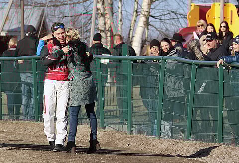 Ensimmäisen suurkilpailuvoittonsa ajanut Santtu Raitala sai jo varikkokaarteessa onnittelut äidiltään. Kuva: Anu Leppänen