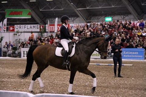 Krista Moisio ja Lady Jacqueline Tampereen jättiyleisön edessä.