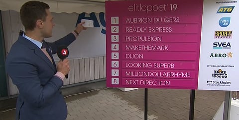 Nimet roosanvärisellä taululla muodostavat vuoden 2019 Elitloppet-finaalin. (Kuva: ATG live)