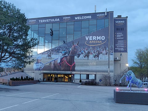 Vermo Areenan sisääntulo on saanut näyttävän uuden ilmeen koko seinän peittävällä valokuvafondilla. Kuva Totofoto