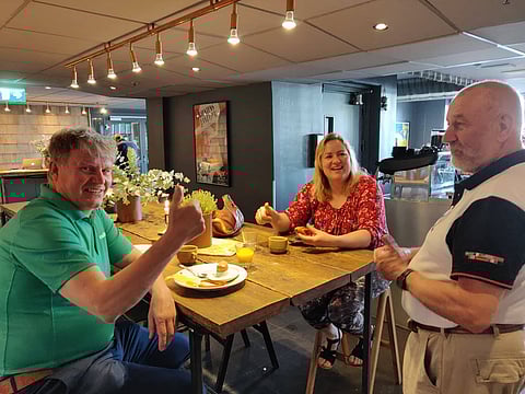 Ilona ja Erkki-Pekka Mäkinen riemuitsivat Olavi Kokon seurassa aamupalalla Leijonien hienoa MM-kiekkovoittoa Ruotsista. Totofoto