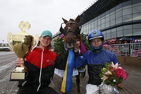 Pomona II ja veljekset Mats ja Emil Havulehto juhlivat Mini Elitloppetin voittoa neljännen kerran.