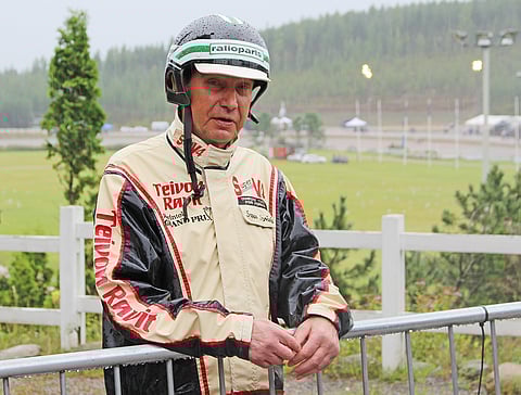 Seppo Sarkola tutulla Teivonmäellään. Kuva Hanna Laakso.