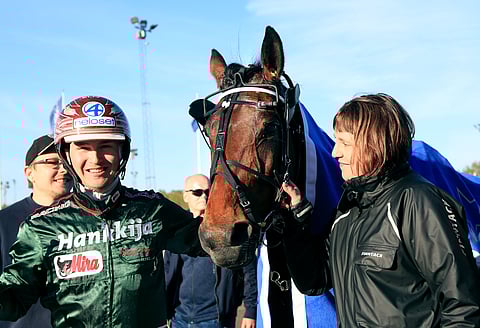 Ranch Kelly toi jälleen ilonhetkiä taustavoimilleen. Hannu Torvinen ja Anne Luttinen kuvassa tamman kanssa.