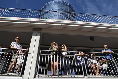 Hulppeat monikerroksiset katsomot palvelevat Härmä Powerparkin katsojia ja kutsuvieraita. Kuva Totofoto