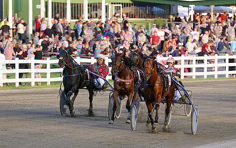 Ylä-Savon Hippos juhlii tänä vuonna 50-vuotistaivaltaan juhlalähdöillä. Illan isäntien loimen nappasi kolmivuotias uransa kahdella voitolla aloittanut Rallston, jonka johtoasema piti lähdöstä maaliin. E.V.Mici ja Incredible Train täydensivät muut totosijat. Raviliiga Oulun Kärppien Mercedes Match ehti pahan alkulaukkansa jälkeen vielä neljänneksi.