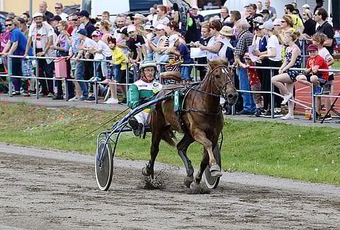 Kausalan raveissa kauden avausvoittonsa ottanut Sokru kilpailee seuraavaksi keskiviikkona Vermossa. Sokrun omistaja ja valmentaja Matti Mäki-Mattila iloitsi voitosta kotiradallaan.