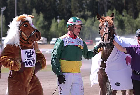 Kuninkuusravit Lahden Jokimaalla ravataan 2.-4. elokuuta. Kunkku-maskotti tervehti Jokimaalla Sokrua ja Timo Tuomista. Kuva: Iita-Maria Ahtiainen/Lahden kuninkuusravit..