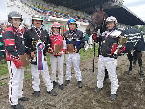 Suomalaisjoukkue yhteiskuvassa palkintojenjaossa. Kuva: Miika Lähdeniemi