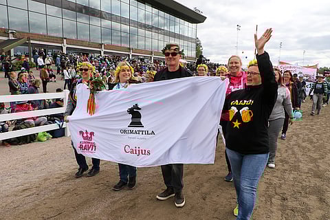 Yleisö pääsi nauttimaan ennusteista poiketen yllättävän hyvistä keleistä. Kannustajat eivät tarvinneet pipoja, laakeriseppeleet riittivät. Kuva: Anu Leppänen