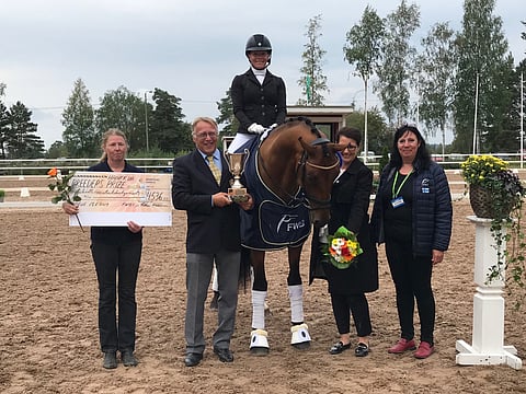 Håkan Wahlman luovutti shekin Siiri Kyrölle ja Dewdrop's Johnny Deppille, jonka ovat kasvattaneet Saara Vuokila ja Minna Virtanen.