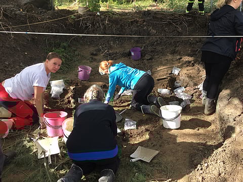 Osteologi Kristiina Mannermaa (vasemmalla) ja Tuija Viilo (oikealla) paljastavat varovasti saven alta Valokkaaksi tulkitun hevosen jäänteitä. Kuva Tuija Kirkinen.