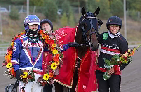 BWT Divine vei lämminveristen Villinmiehen Tammakilvan nimiinsä. Kuvassa ohjastaja Olli Koivunen ja valmentaja Kaisa Toivonen.
