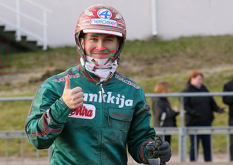 Hannu Torvinen ohjastaa illan avainhevosta Cheap Thrillsiä. Kuva: Anu Leppänen