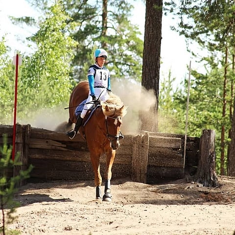 Veera Peltokangas ja Hiljalan Fantom. Kuva kesältä, mestaruudet kilpailtiin sateisissa merkeissä.