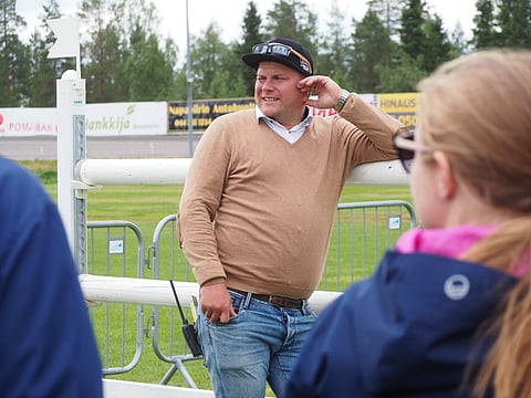 Tomas Kiviranta miettimässä vähän Aristotelesta, enemmän sarjavälejä.