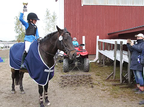 Sani Illi juhlii Pohjanmaan ponipokaalia, äiti kuvaa.