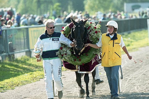 Obelix Laukko, Timo Nurmos, Jorma Kontio ja Niina Miettinen kunniamarssilla derbyvoittajina.
