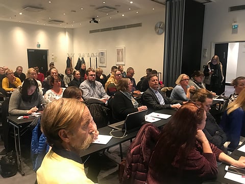 Crowne Plazan, entisen hotelli Hesperian, kokoustila oli tupaten täynnä esteväkeä.